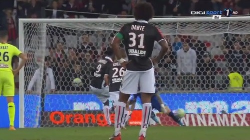 足球欧冠裁判组遭强烈质疑，争议球镜头热议不断