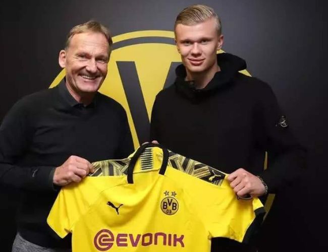 亚当·沃顿的欧冠梦：曼联的挑战与机遇