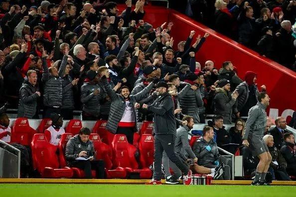 芒特进球后奔向B费，眼神启动诠释默契