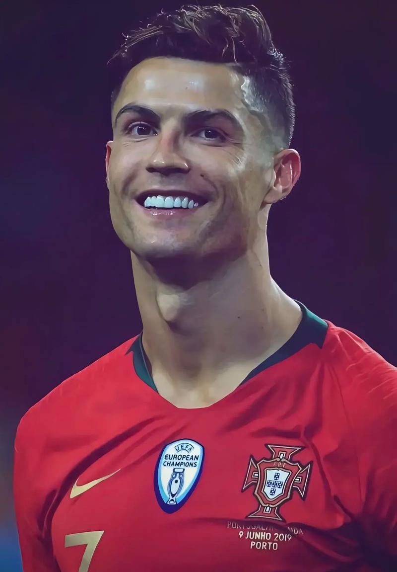 西媒：莱万向费内巴切索要2年半合同，已拒绝1年半的合同（西媒：莱万寻求与费内巴切签约两年半，已拒绝一年半合同）