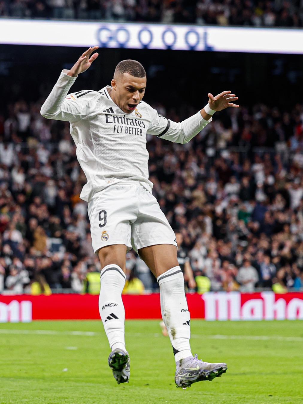 生猛！21岁小将替补梅开二度，后脚跟写意破门+戏耍裤袜